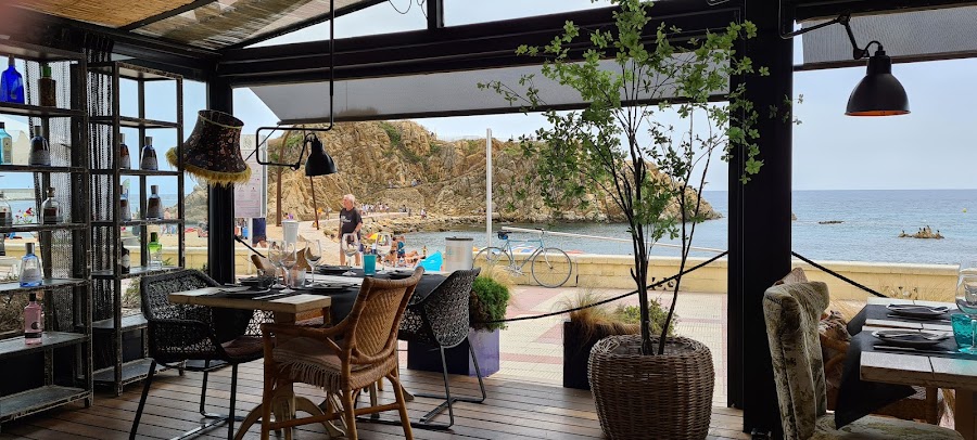 Es Blanc Restaurant & Lounge Club