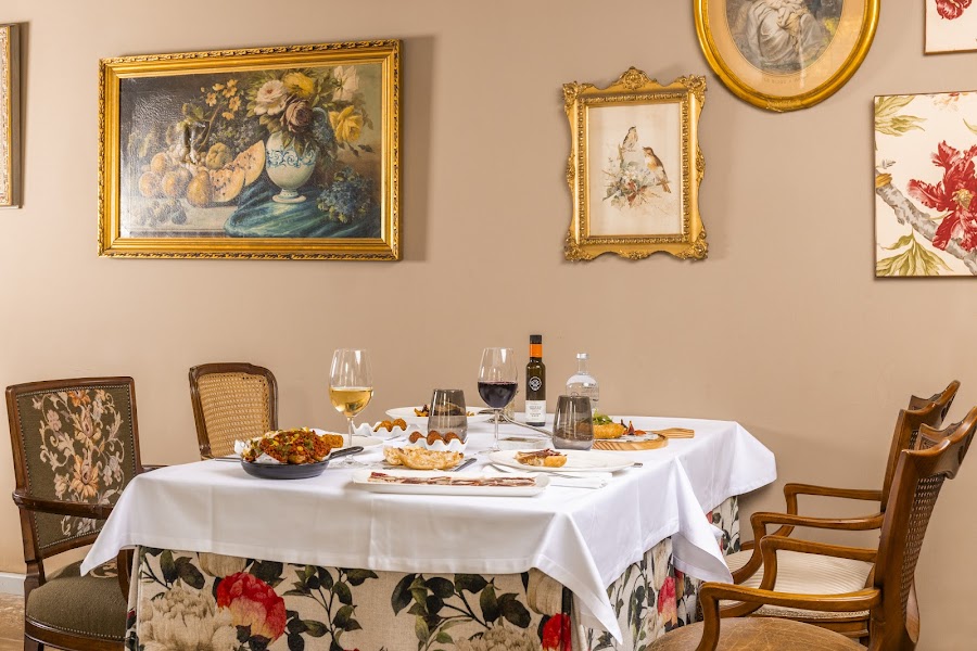 La Santa Restaurante · Bar · Lounge en Angelats Hotel