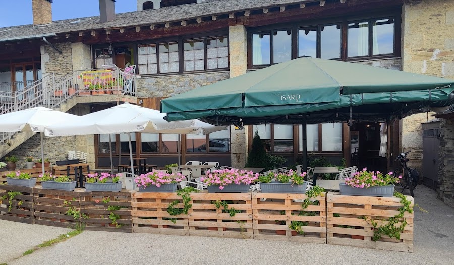 Restaurant l'Isard a Bolvir (Cerdanya). Cuina tradicional catalana i del Pirineu. Entrecot, filet a la pedra i molt més.